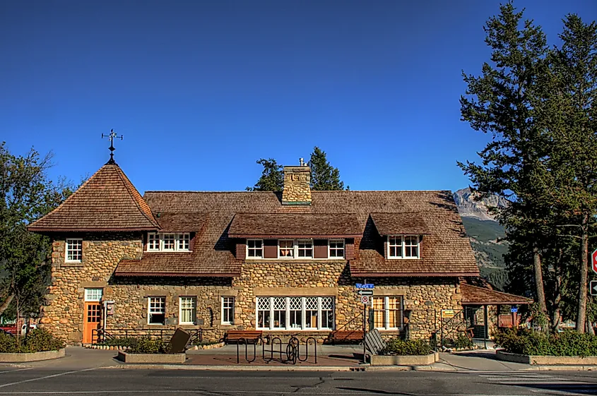 The information center in the town of Jasper, Alberta. Image credit WinterforceMedia (WinterE229) - Own work, CC0, Wikimedia Commons.